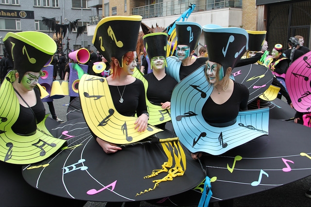 Music themed performers, street entertainers